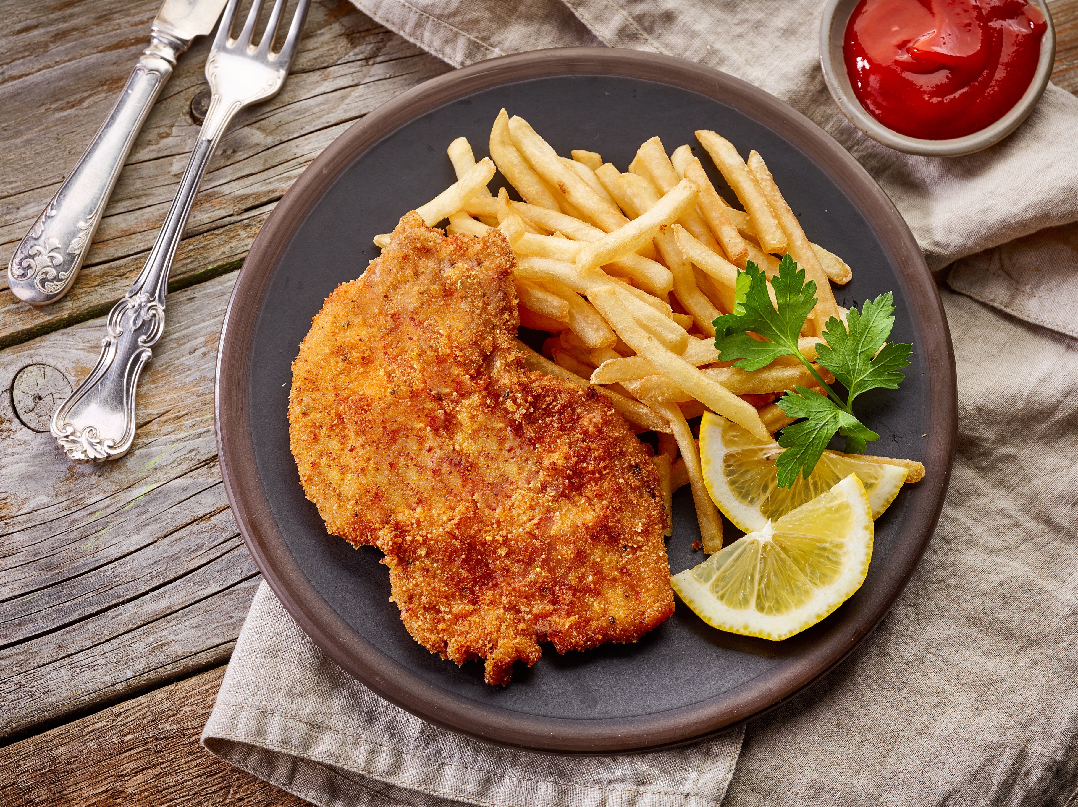 Hühnerschnitzel mit Pommes